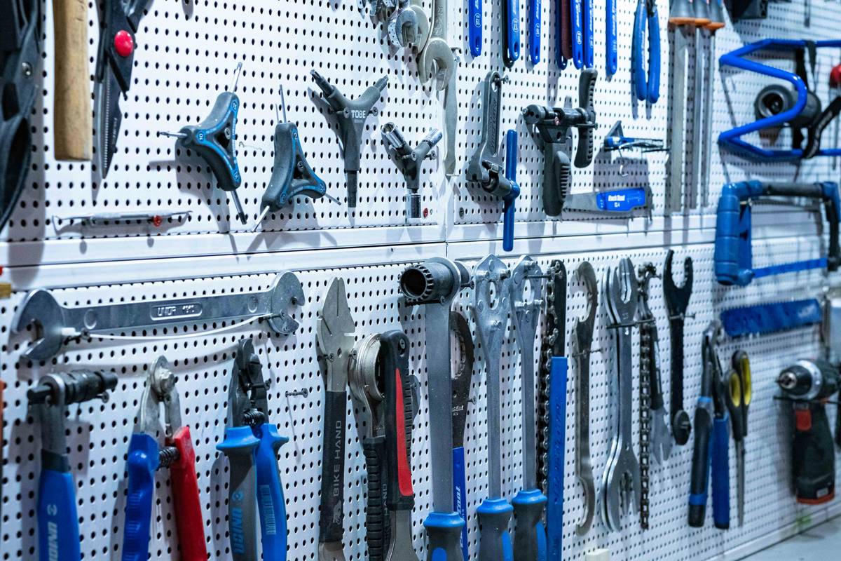 Comparison chart showing spade, Forstner, and hole saw bits for large woodworking holes—highlighting clean edge quality, speed, and depth capability