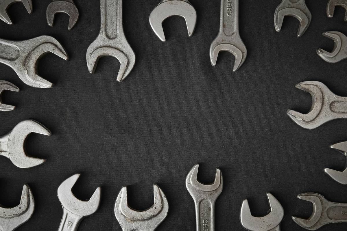 Infographic showing drill bit types matched to materials: HSS for wood/plastic, carbide for tile/concrete, cobalt for steel