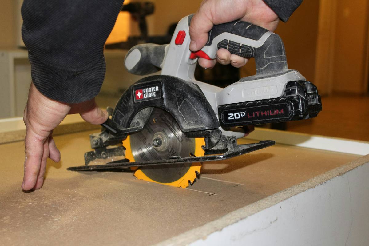 Infographic showing which drill bit types work on wood, metal, masonry, tile, and plastic with color-coded icons